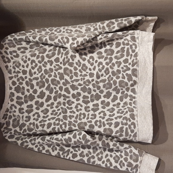 Gray Leopard print fleece sweatshirt - Picture 2 of 10